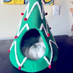 Unique Xmas tree cat or small dog bed